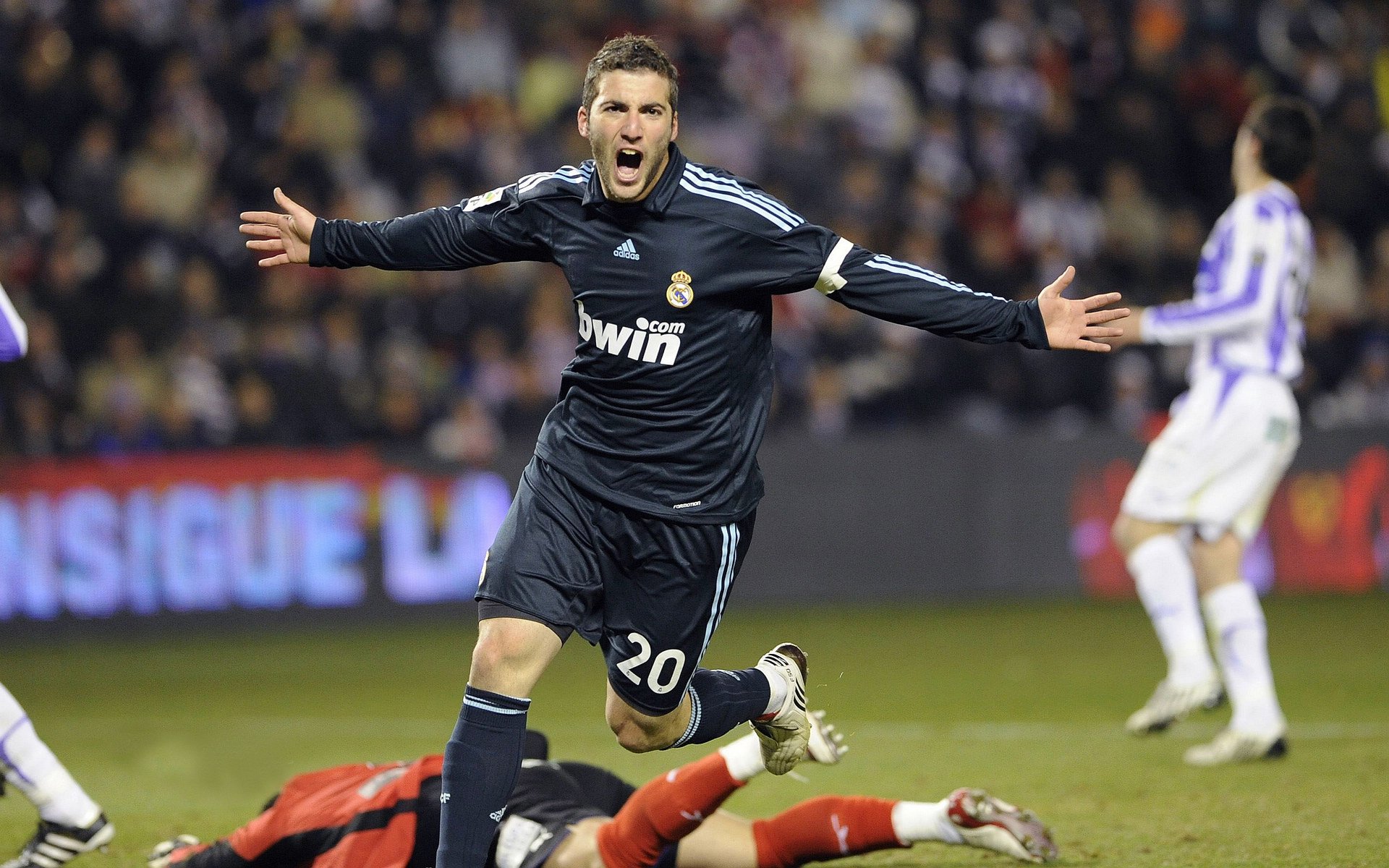 曼联冬窗操作积极，目标锁定进攻线补强，曼城冬窗